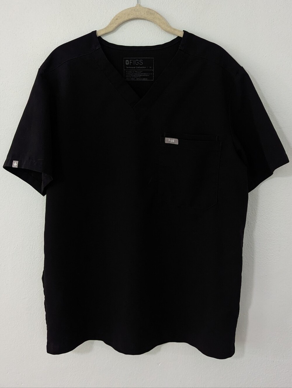 Figs Leon Three-Pocket Scrub Top Short Sleeve V Beck Black Medium M
